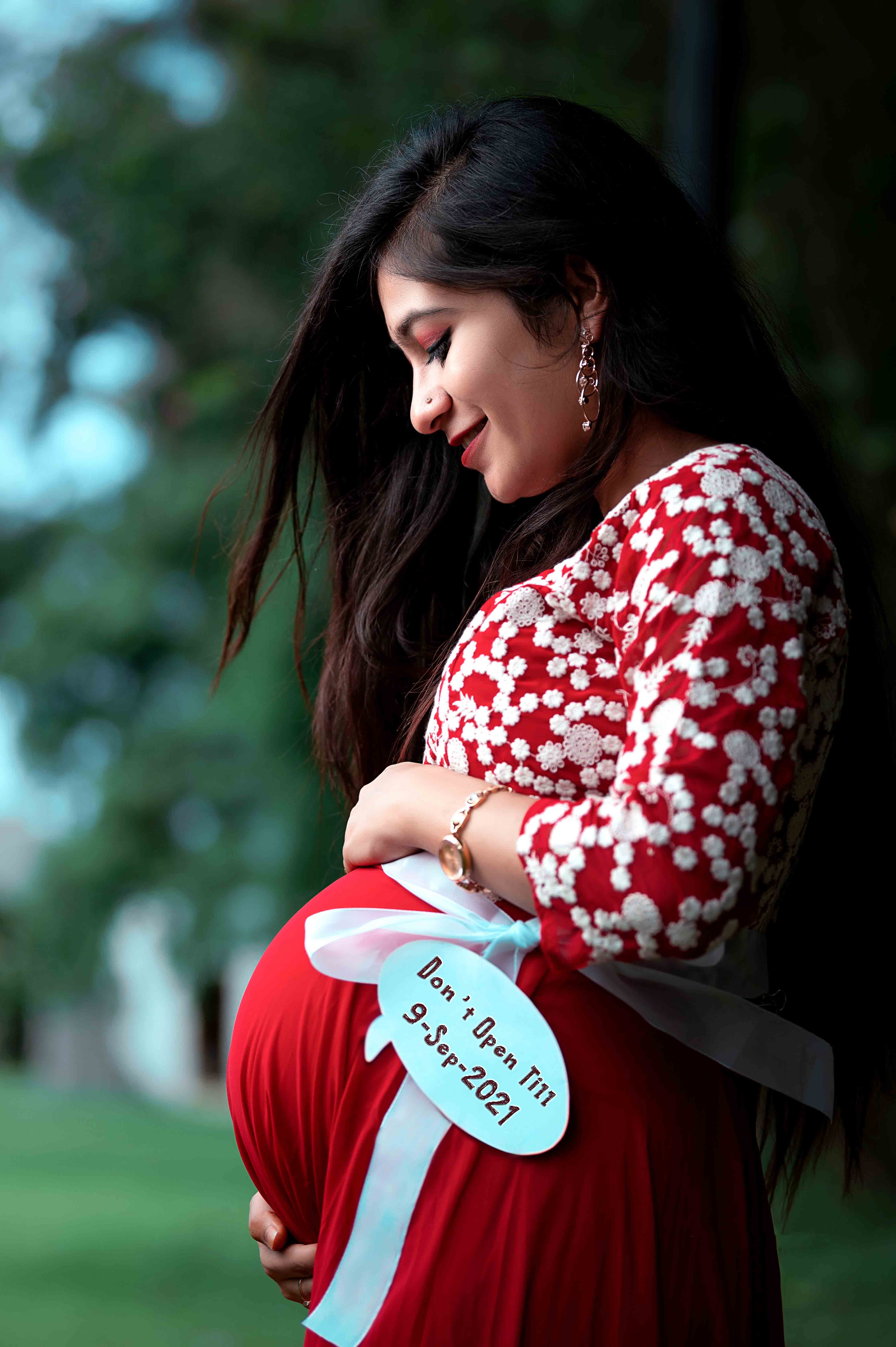 Maternity photoshoot with mother-to-be in nature.